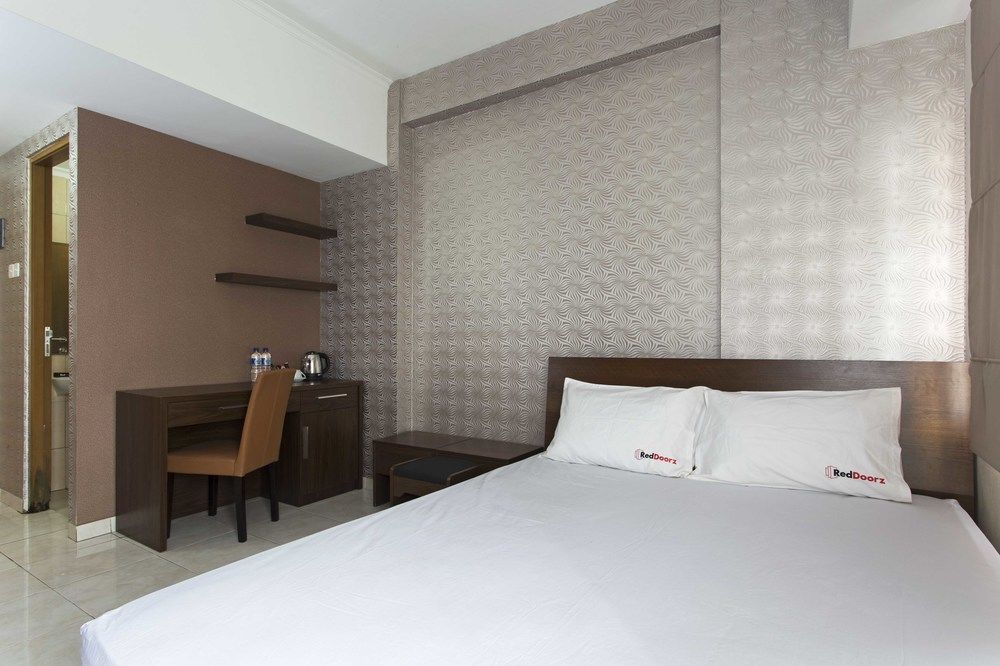 דפוק Reddoorz Apartment @ Margonda Residence מראה חיצוני תמונה