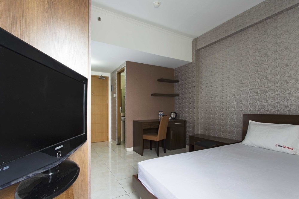 דפוק Reddoorz Apartment @ Margonda Residence מראה חיצוני תמונה