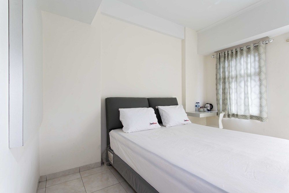 דפוק Reddoorz Apartment @ Margonda Residence מראה חיצוני תמונה