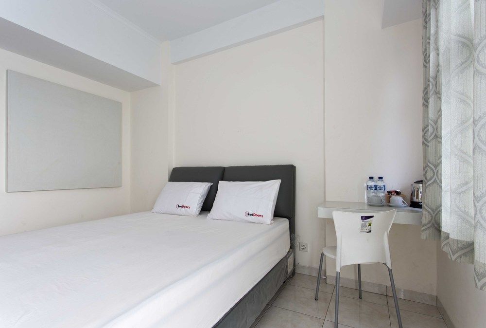 דפוק Reddoorz Apartment @ Margonda Residence מראה חיצוני תמונה