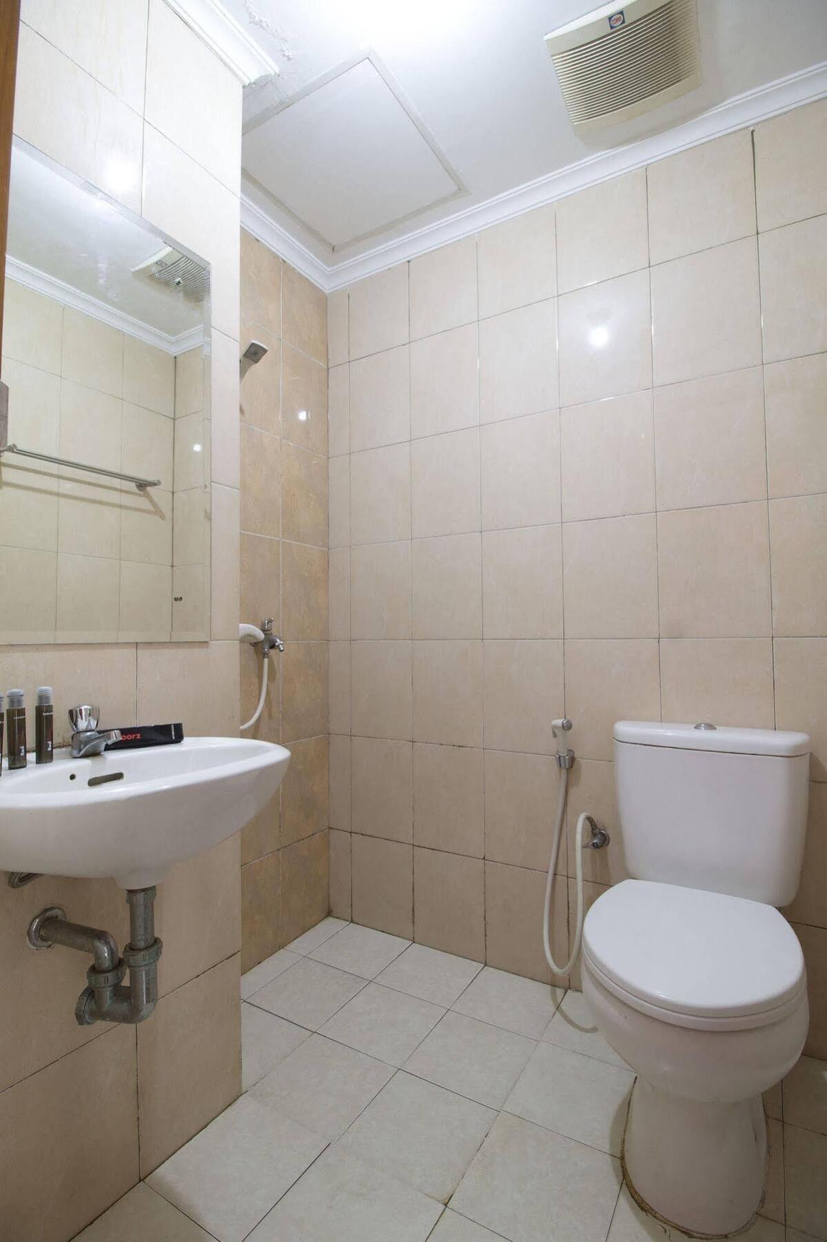 דפוק Reddoorz Apartment @ Margonda Residence מראה חיצוני תמונה